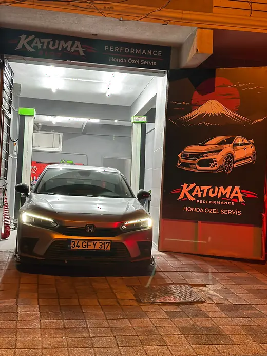 Honda Civic FE, Katuma Performance atölyesinde gece çekilmiş fotoğraf