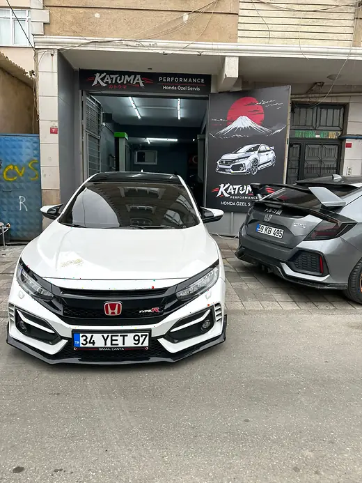 Beyaz Honda Civic Type R FK8, Katuma Performance atölyesinin önünde