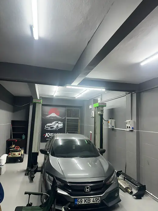 Katuma Performance servis alanı, iki sütunlu lift ve Honda Civic