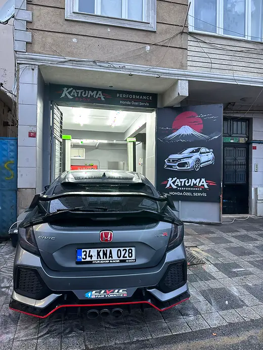 Honda Civic Type R arkadan görünüm, difüzör ve üçlü egzoz